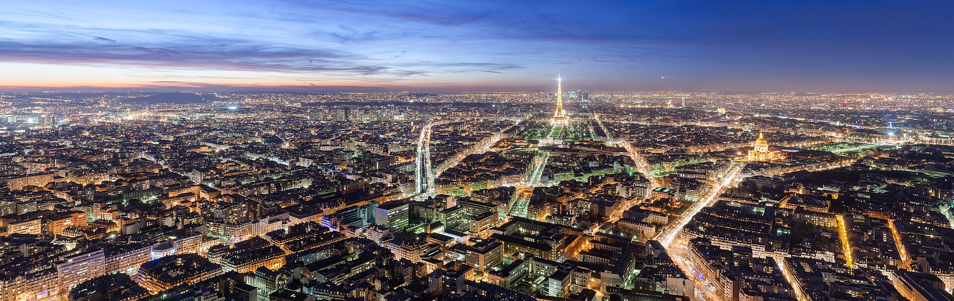 Paris la nuit, vue panoramique depuis la tour Montparnasse au crépuscule