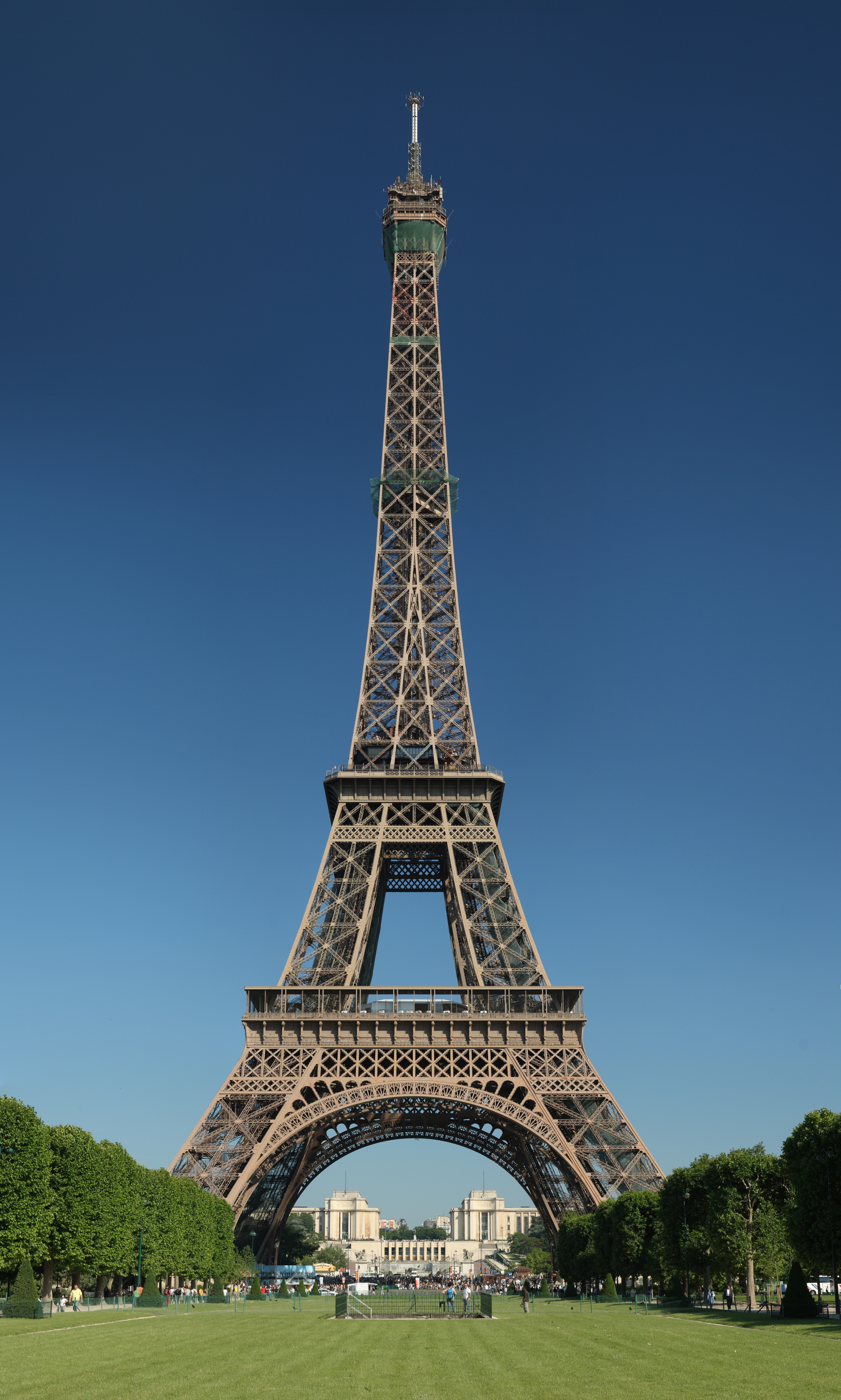 La Tour Eiffel illuminée vue depuis le Champ-de-Mars