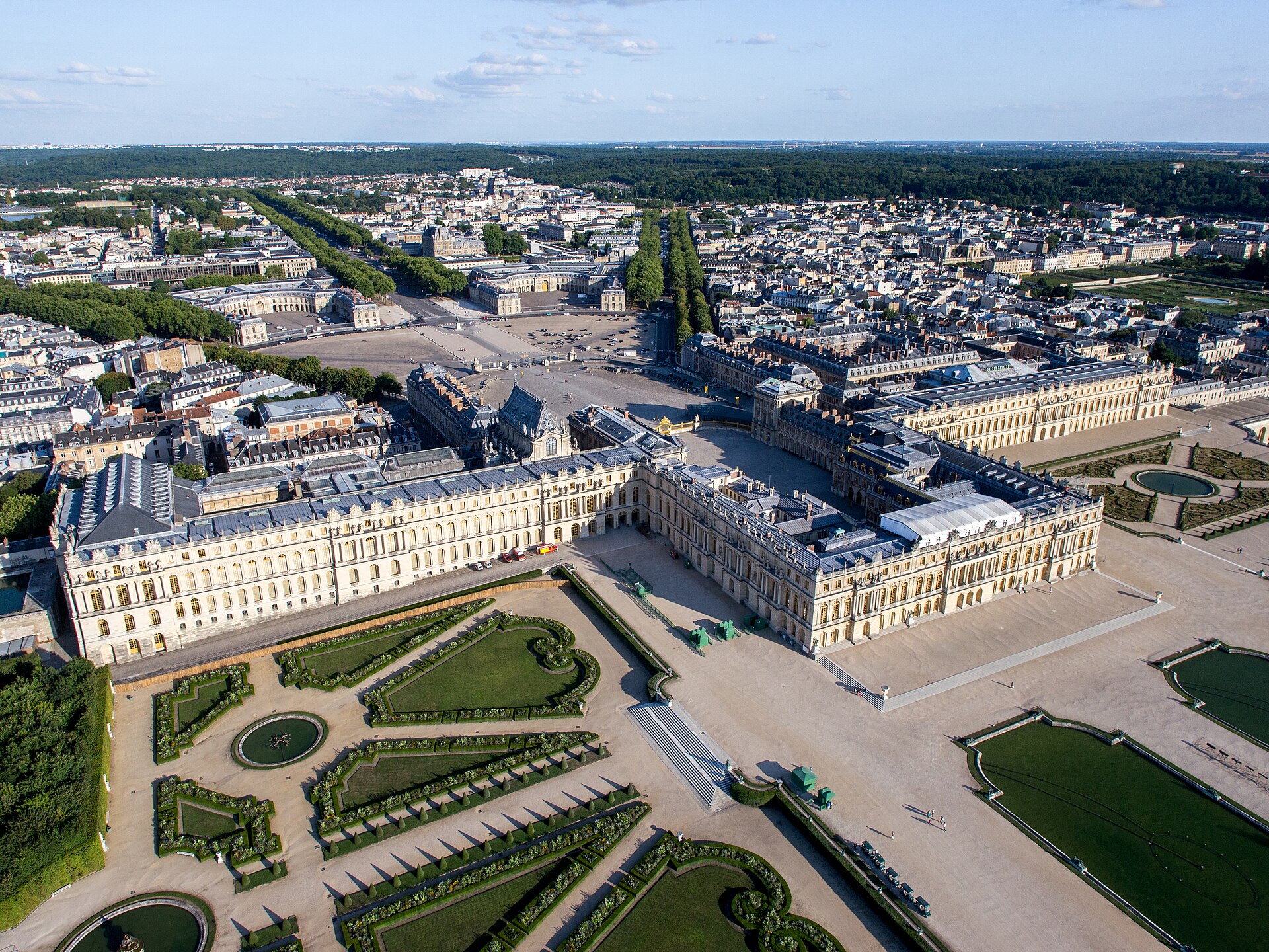 Vue aérienne du château de Versailles et de ses jardins à la française, dessinés par André Le Nôtre