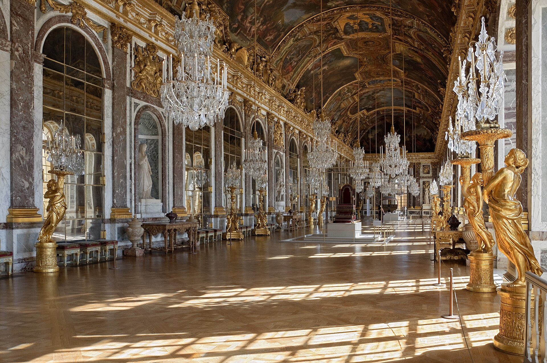 Galerie des Glaces du château de Versailles, ses 357 miroirs et son plafond peint par Charles Le Brun